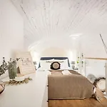 Roomli Boho Chic Apartment Budapest